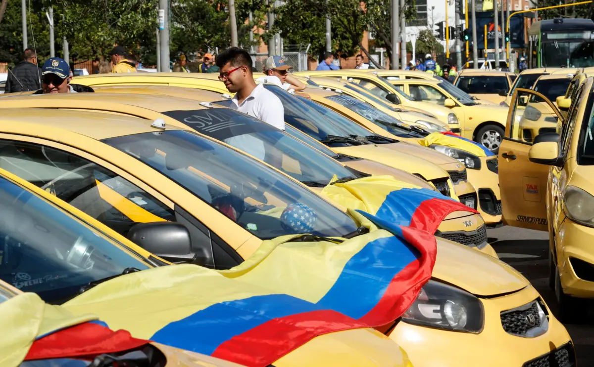Taxistas colombianos protestan contra el alza del precio del combustible y la inseguridad