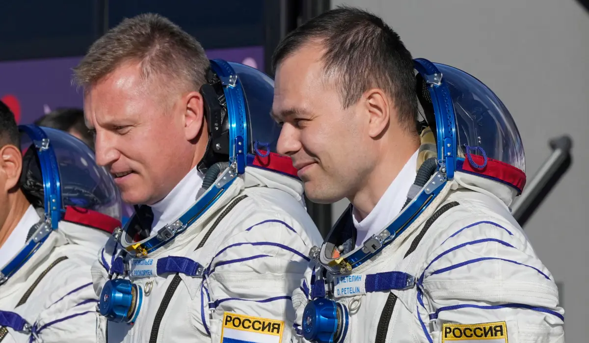 Termina la caminata espacial de los cosmonautas rusos de la EEI