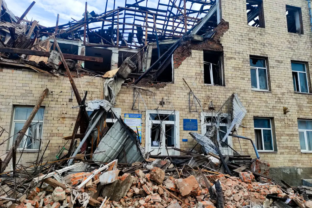 Un ataque ruso con drones destruye una institución educativa en Járkov