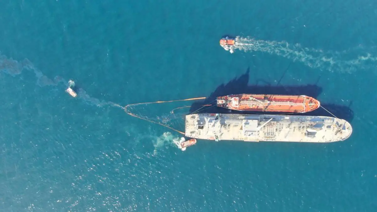 Un trasvase de petróleo entre dos barcos provoca un vertido en la Bahía de Algeciras