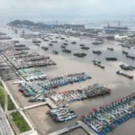 Varios vehículos caen al río tras las inundaciones que dañaron un puente en China