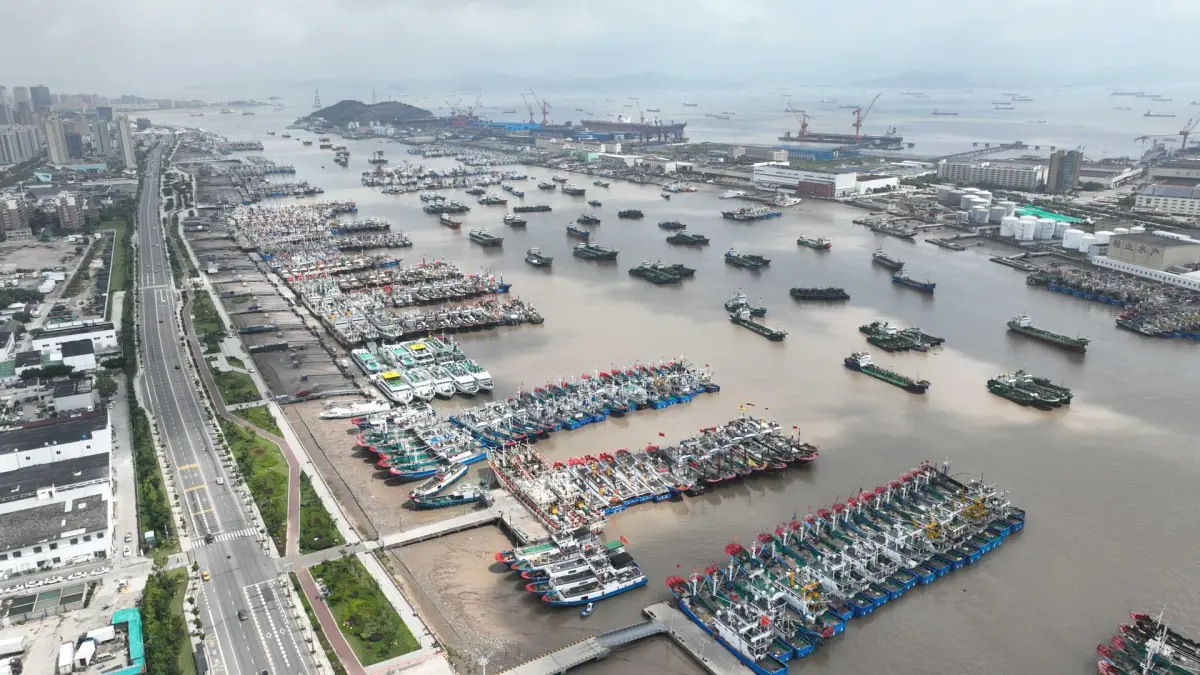 Varios vehículos caen al río tras las inundaciones que dañaron un puente en China