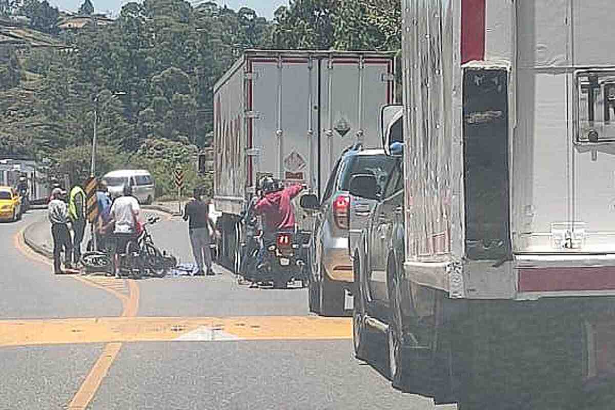 Choque entre moto y camión deja un muerto en la vía Rionegro-El Carmen de Viboral
