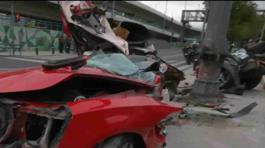 Conductor pierde la vida al partirse su vehículo en dos en Periférico