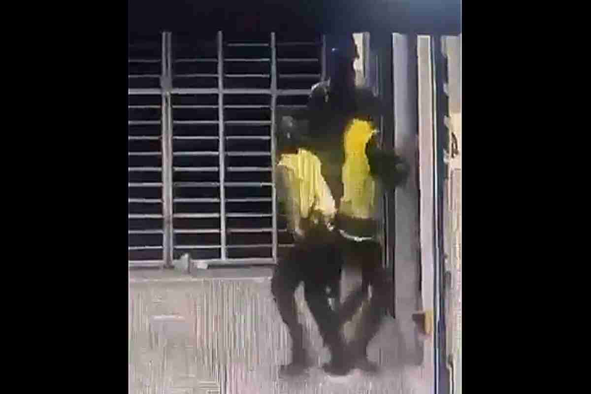 Video muestra cómo policías corren de un hombre que entra al MIO sin pagar en Cali- el colado estaba supuestamente armado