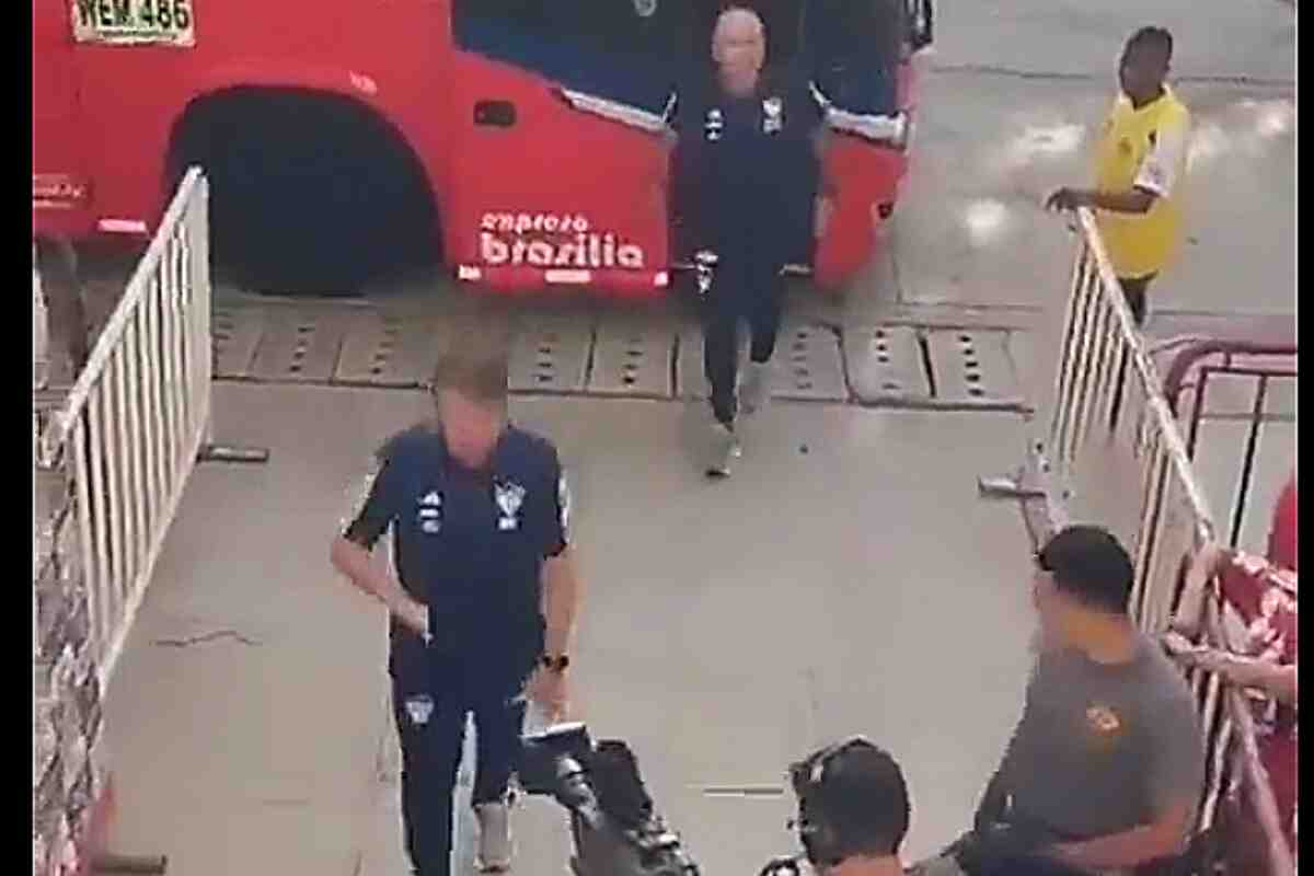 Polémica en Junior: 'Bolillo' Gómez insulta a un hincha que le pide la renuncia