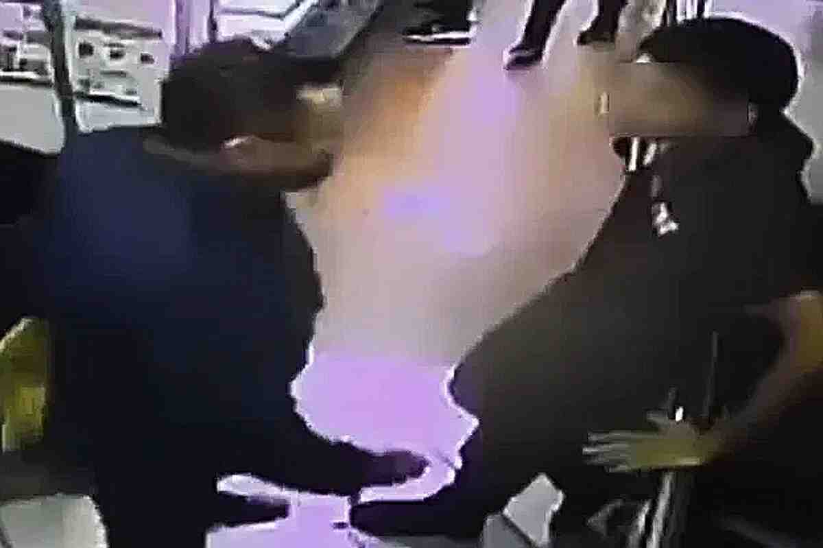 Hombre golpea a empleado de comida rápida por pedirle que se formara: Fiscalía lo busca