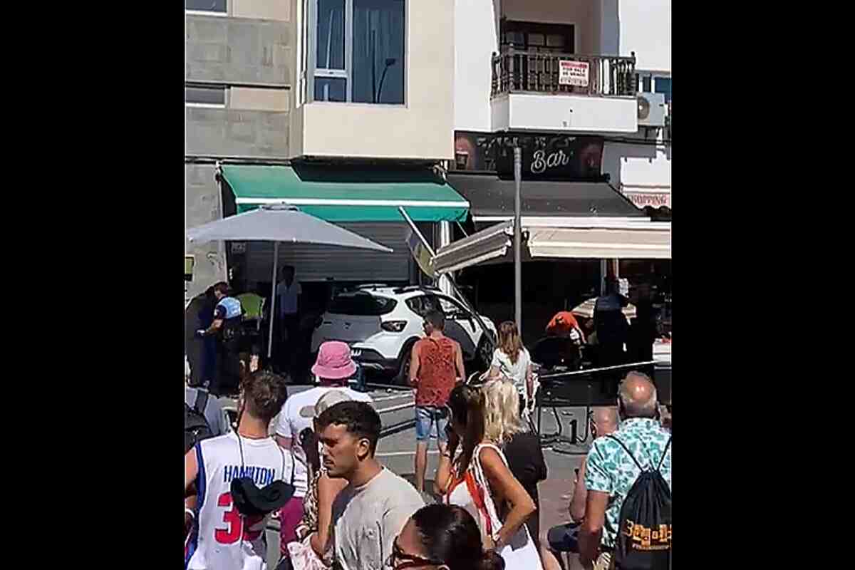 Un turista inglés provoca una tragedia en Fuerteventura al empotrar su coche contra una terraza