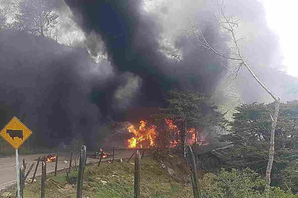 un camión de EPM que transportaba gas natural se volcó en la vía Guatapé-San Rafael y posteriormente explotó