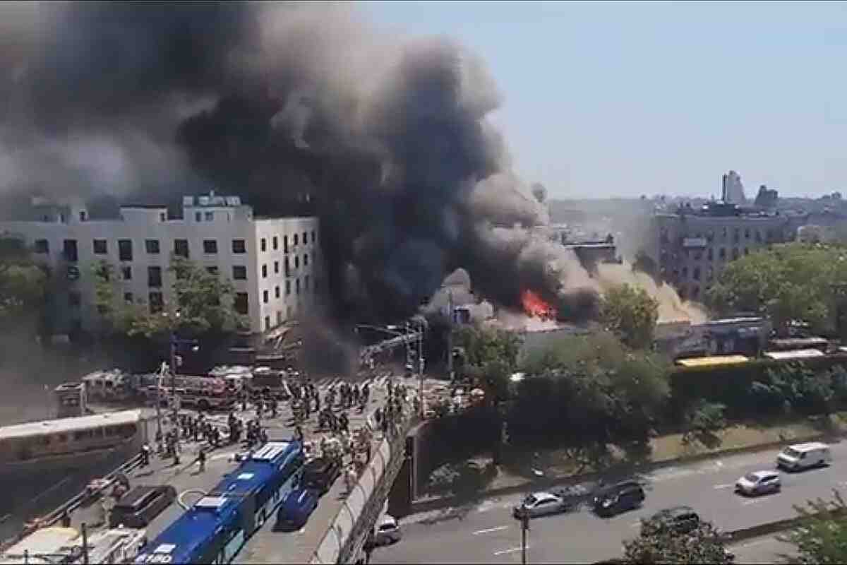 Un voraz incendio destruye varias tiendas en Brooklyn y deja 10 bomberos heridos