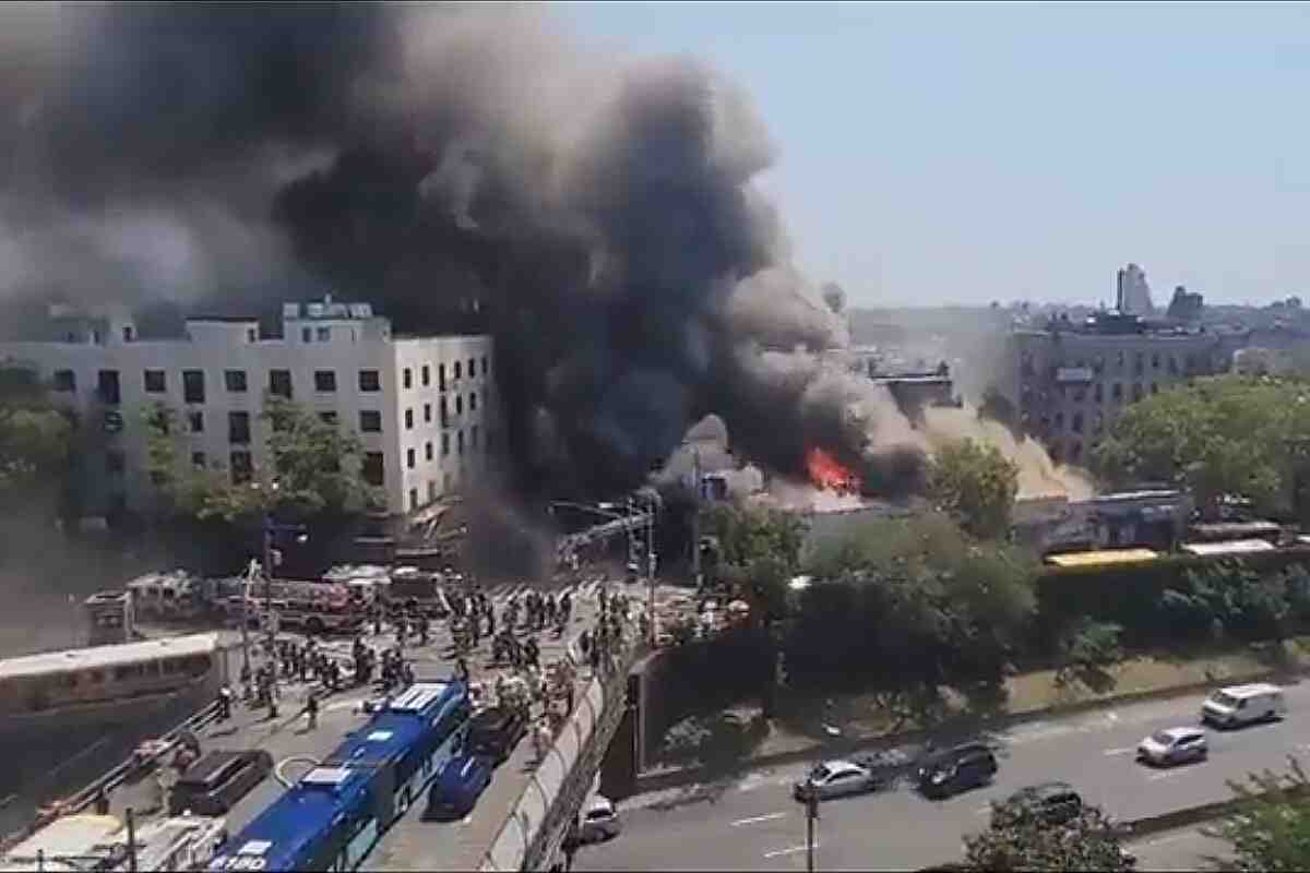 Un voraz incendio destruye varias tiendas en Brooklyn y deja 10 bomberos heridos