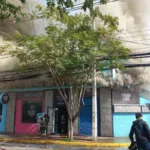 Ñuñoa: Restaurante de comida peruana queda envuelto en fuego y humo que se extiende por Santiago