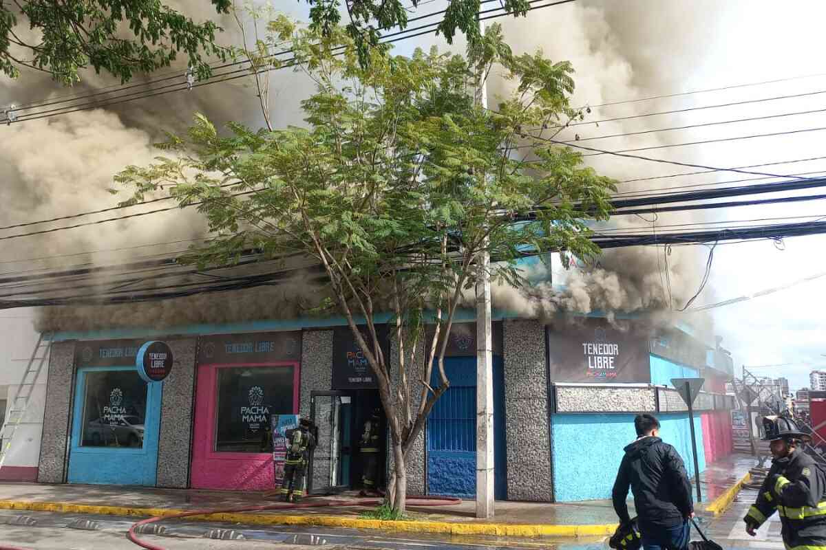 Ñuñoa: Restaurante de comida peruana queda envuelto en fuego y humo que se extiende por Santiago