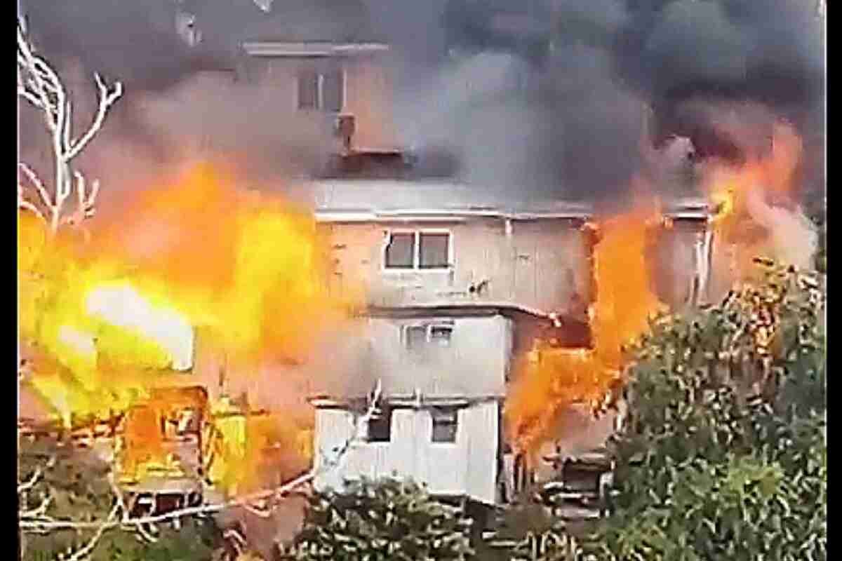 Tres casas se derrumban por un incendio en el cerro Mariposa de Valparaíso
