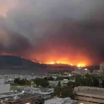 Miles de Canadienses Escapan de Voraces Incendios: Evacuaciones Masivas en Columbia Británica