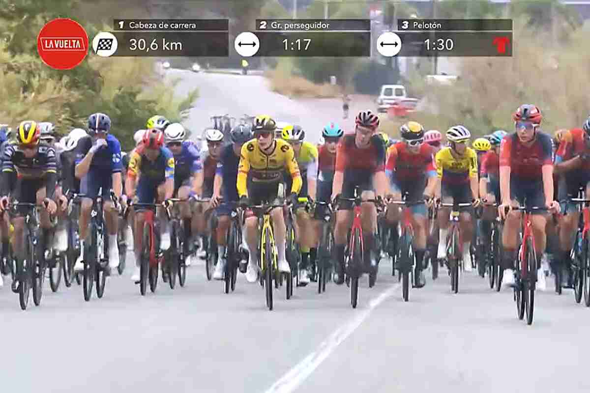Vingegaard negoció con Mas y frenó al pelotón en una etapa polémica de la Vuelta