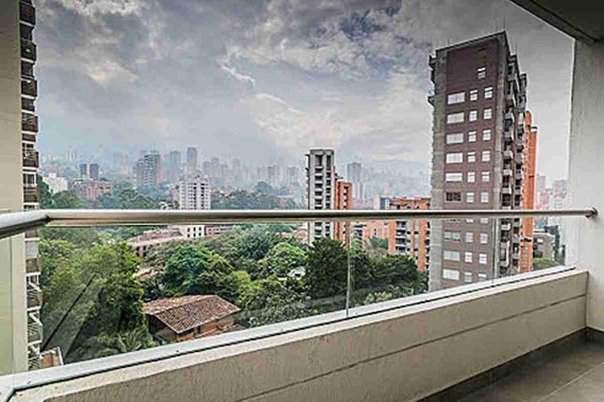 Impacto de bala desde la calle mata a un ingeniero en el balcón de su residencia en Medellín--Turista estadounidense muere tras caer desde el balcón de un hotel en Medellín
