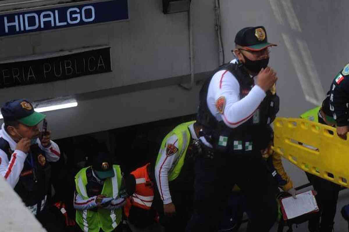 Un hombre mató a una mujer al empujarla a las vías del Metro Hidalgo y después se suicidó