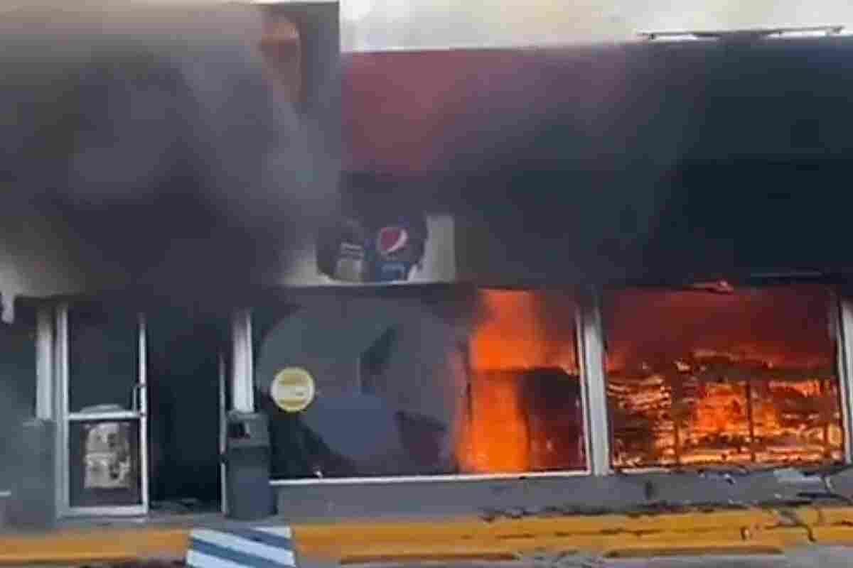 Queman vehículos y tiendas Oxxo en Michoacán: hay 6 detenidos