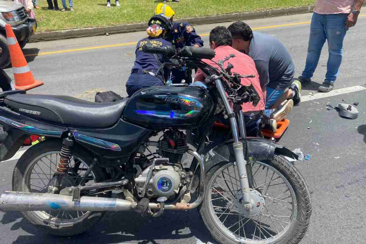 Motociclista muere en plena vía autopista en la vía Santuario-Marinilla