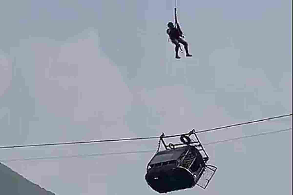 Rescate dramático de ocho personas atrapadas en un teleférico a 270 metros de altura en Pakistán