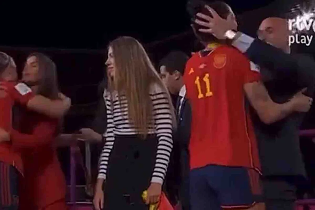 El beso que desató la polémica: Rubiales besa a Jenni Hermoso tras ganar el Mundial femenino
