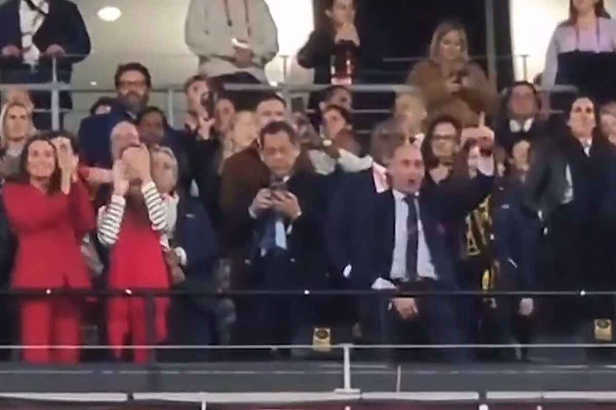 Rubiales se Toca los Genitales