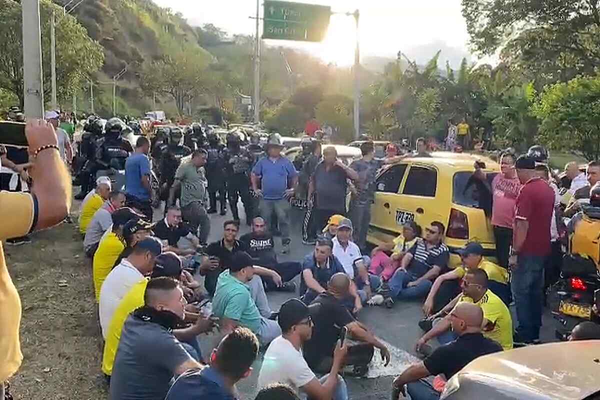 Taxistas bloquean las vías y se enfrentan al Esmad en medio del paro nacional