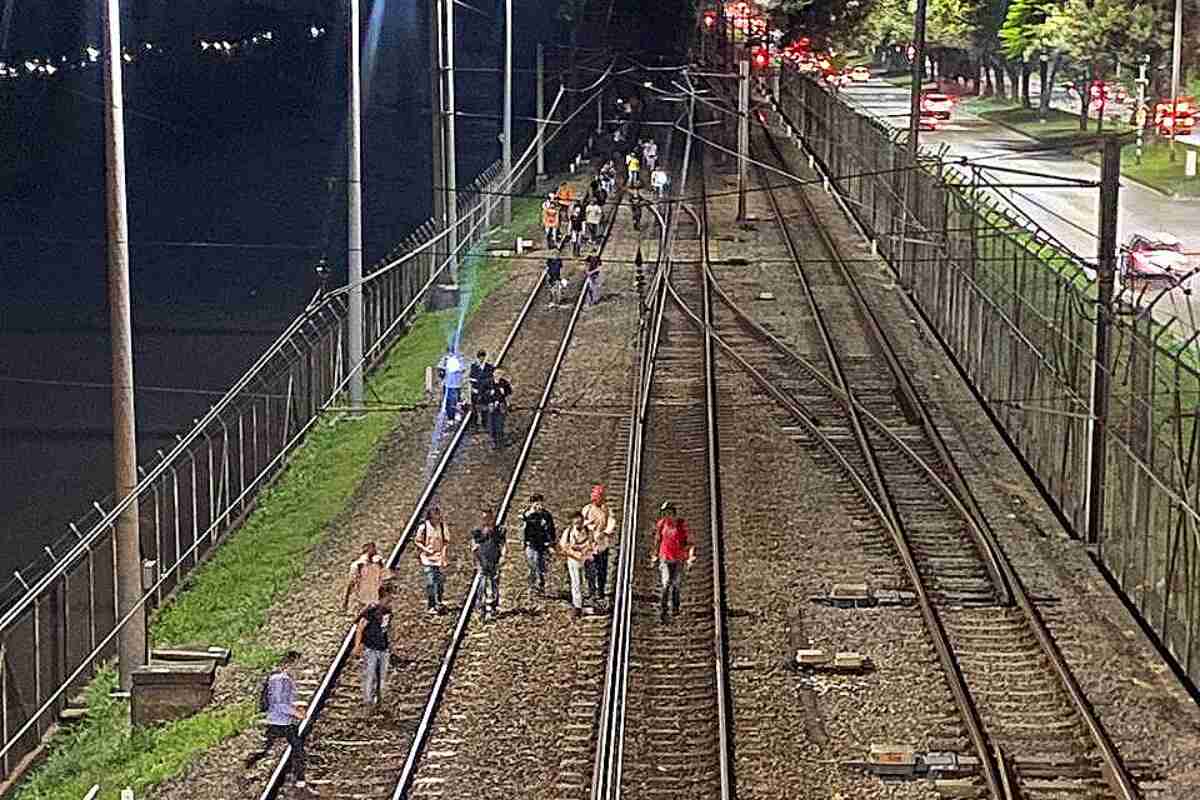 Metro de Medellín restablece servicio tras 3 horas de caos por invasión de usuarios a la línea férrea