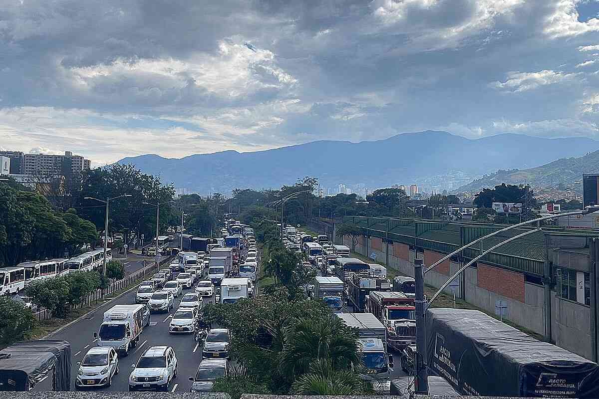 Protestas a las afueras del Politécnico causan cierre de varias vías en Medellín