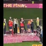 El vídeo que desmonta la versión de Rubiales y muestra el beso impuesto a Jenni Hermoso