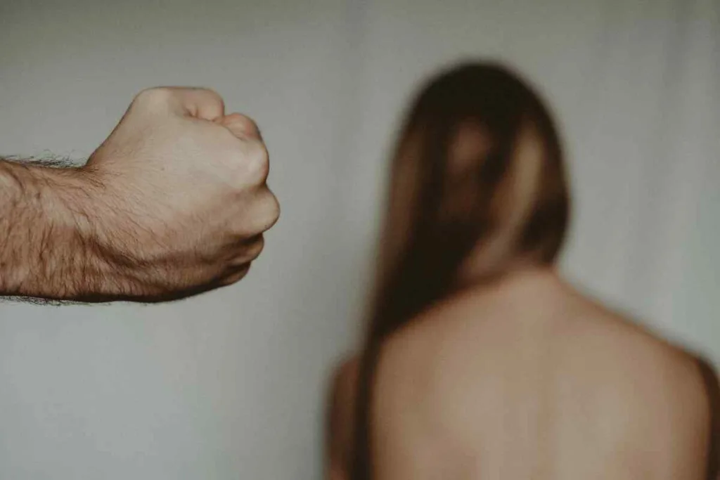 Cómo el calor extremo incrementa el riesgo de abuso físico y sexual para las mujeres