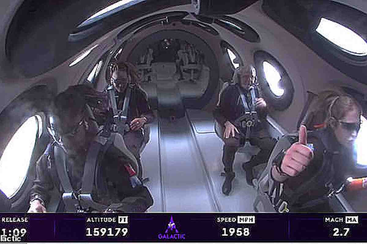 Turistas espaciales de Virgin Galactic despegan en histórico vuelo desde Nuevo México
