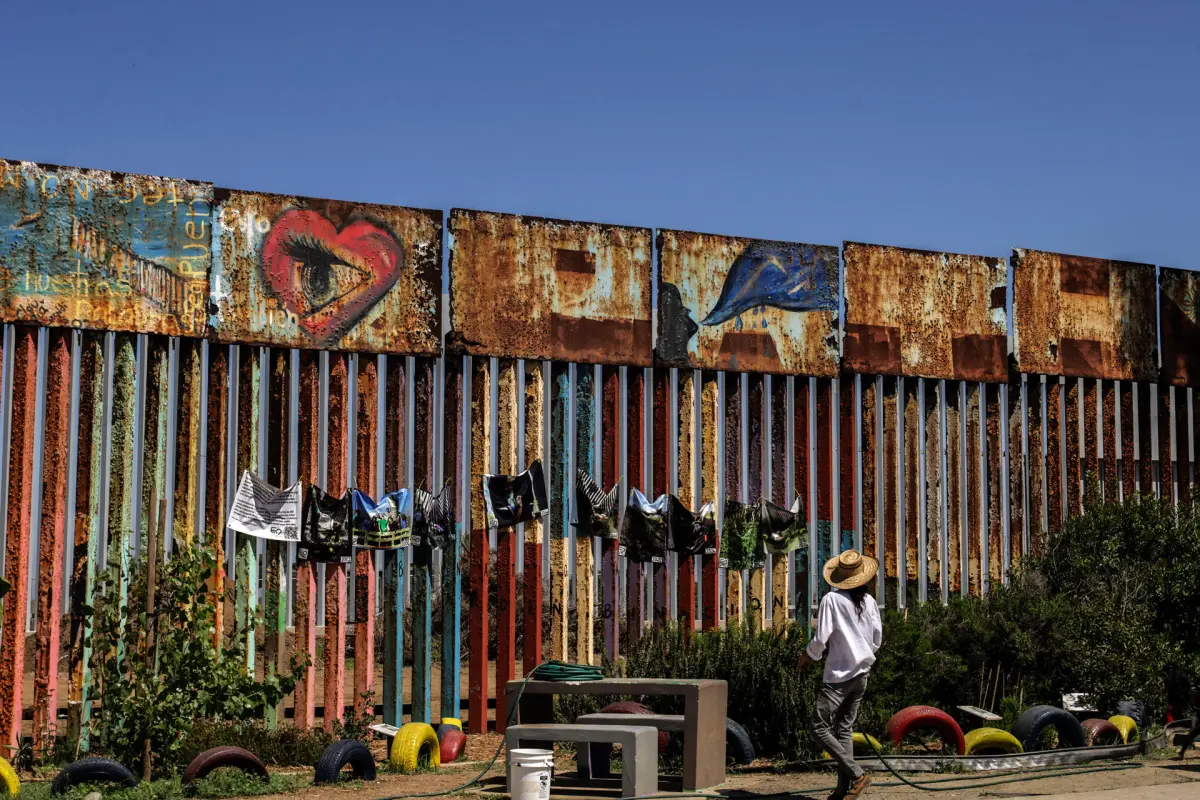 Activistas mexicanos señalan que la renovación del muro fronterizo en EE.UU. destruye la vegetación