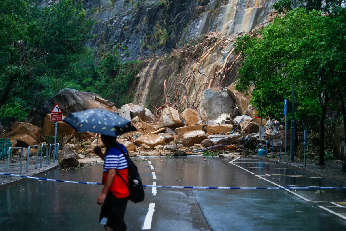 Al menos un muerto y más de 100 heridos en inundaciones inéditas en Hong Kong