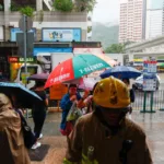Algunos barrios de Hong Kong vuelven a inundarse ante la frustración de los residentes