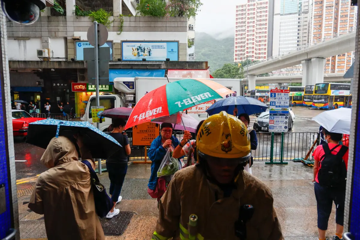 Algunos barrios de Hong Kong vuelven a inundarse ante la frustración de los residentes