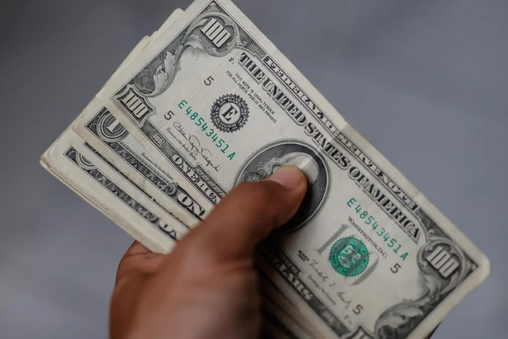 Argentina anticipa la dolarización preelectoral y dólar blue trepa a los 800 pesos