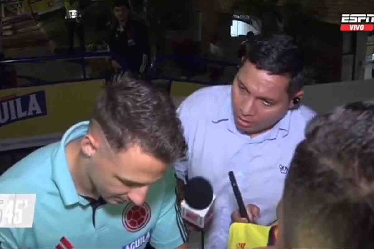 La vergonzosa entrevista de Martín Arzuaga a Santiago Arias en la concentración de la Selección Colombia