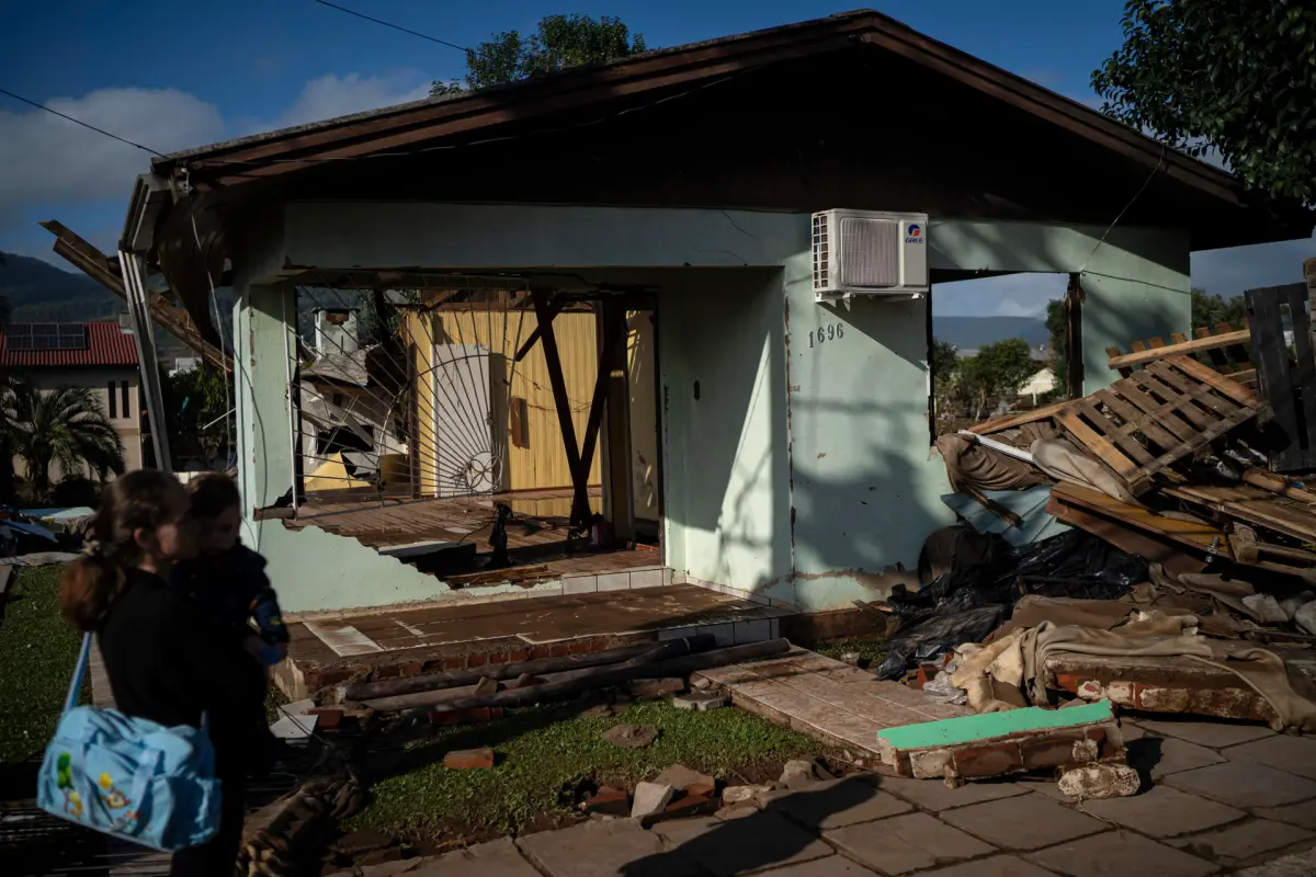 Aumentan a 37 las víctimas mortales de las inundaciones por un ciclón al sur de Brasil