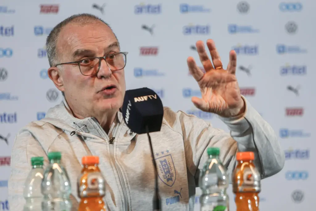 Bielsa dice que no habló con Luis Suárez ni Edinson Cavani y que son convocables