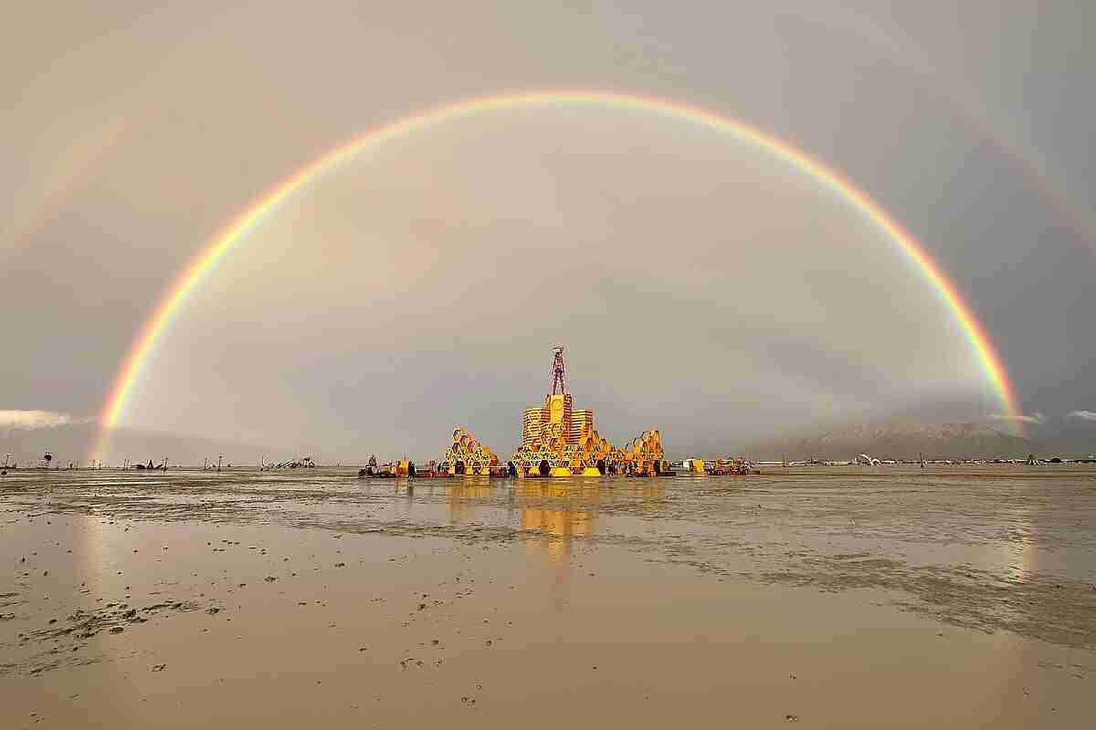 Tormenta en el desierto de Nevada aísla a miles de asistentes al festival Burning Man