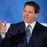 DeSantis desaconseja las nuevas vacunas contra la covid-19 para menores de 65 años