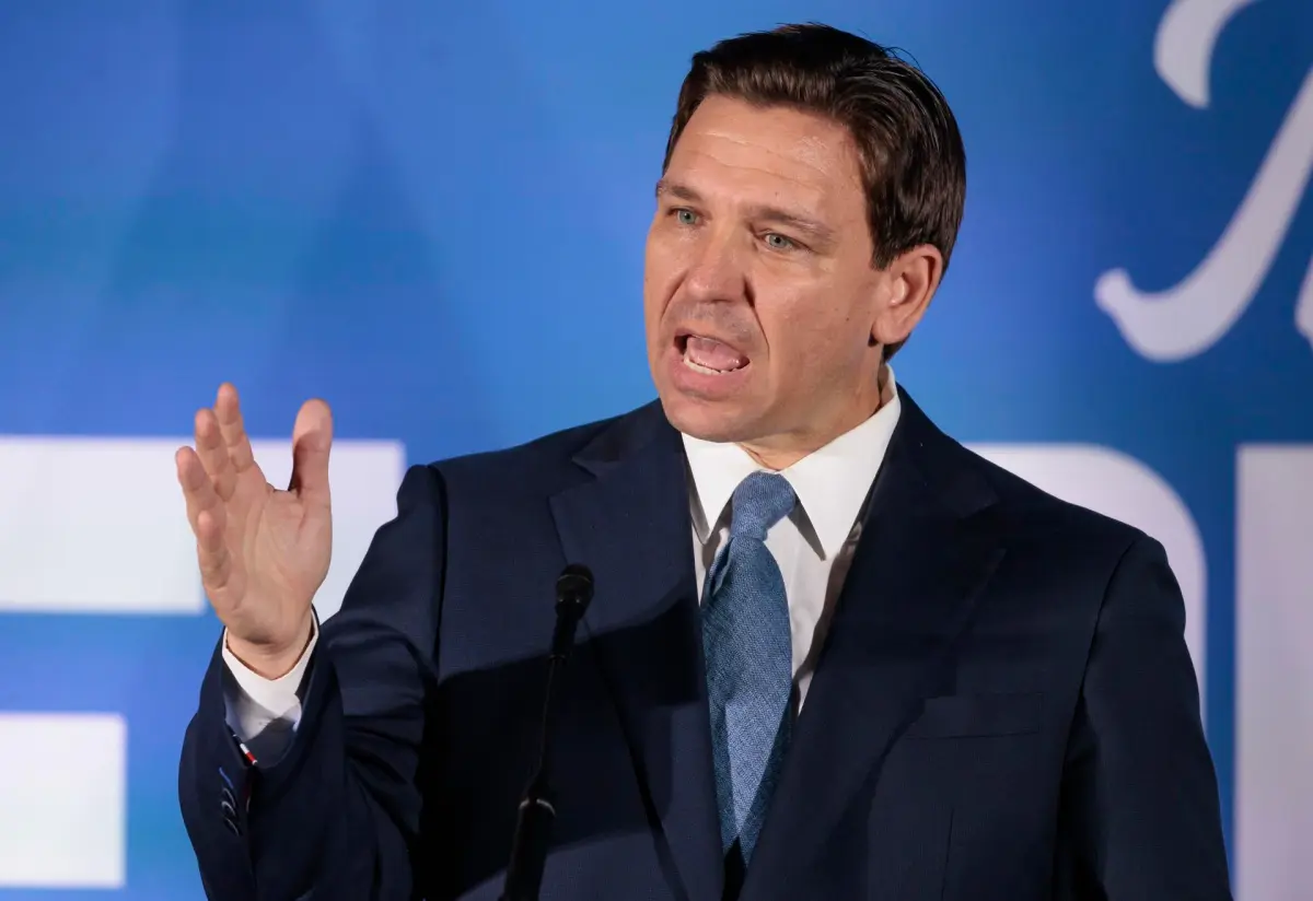 DeSantis desaconseja las nuevas vacunas contra la covid-19 para menores de 65 años