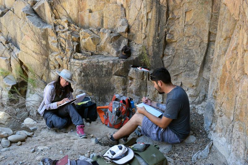 Descubren 11 entierros humanos, 1.000 piezas y un petrograbado en el centro de México