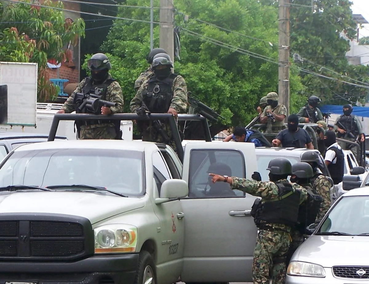 Detención de un líder criminal desata balacera y vehículos en llamas en sureste mexicano