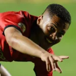 El Paranaense descarta cirugía para el delantero Vitor Roque tras su grave lesión