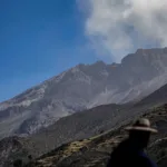 El volcán peruano Ubinas registra una nueva explosión de 2.500 metros de altura