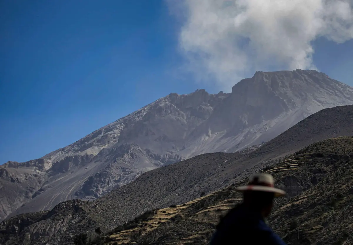 El volcán peruano Ubinas registra una nueva explosión de 2.500 metros de altura