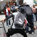 Estudiantes de Ayotzinapa protestan frente al Centro Nacional de Inteligencia de México